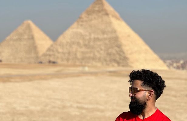 Layover Tour to the Pyramids, Egyptian Museum and The Old Bazaar