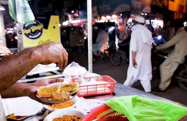 Experience and Fall in love with the street food of Mumbai, India