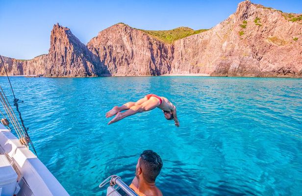 Guided day by boat in Carloforte with snorkelling and aperitif