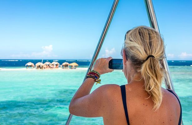 Experience Cayo Arena with Snorkeling and Lunch Buffet