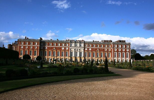 Hampton Court Palace, Stonehenge & Roman Bath Private Tour with Passes