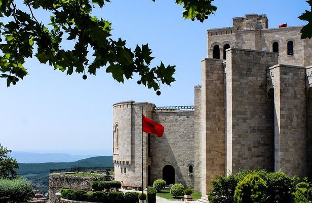 From Tirana: Kruja castle, Old Bazaar & Sarisalltik view point
