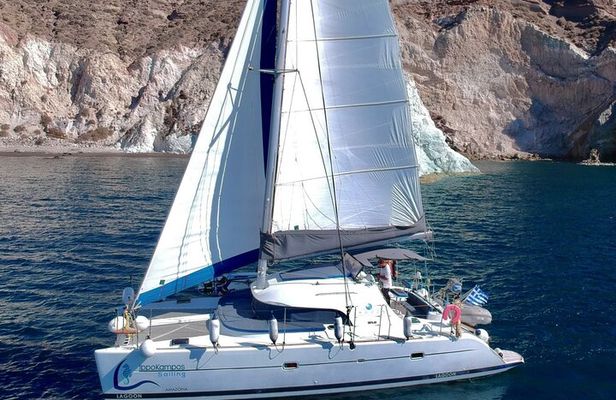 Santorini: Standard Small-Group Catamaran Cruise with Food/Drinks