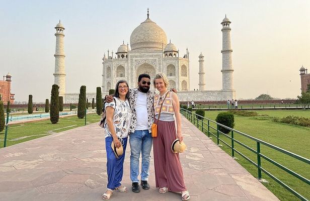 Jaipur to Agra Private Taj Mahal and Fort Tour