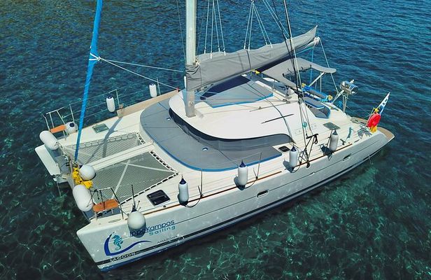 Santorini: Premium Small-Group Catamaran Cruise with Food/Drinks