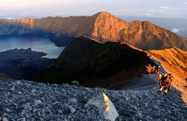 Popular Rinjani Trekking Tour Service To Summit For 2 Days Via Sembalun Trail