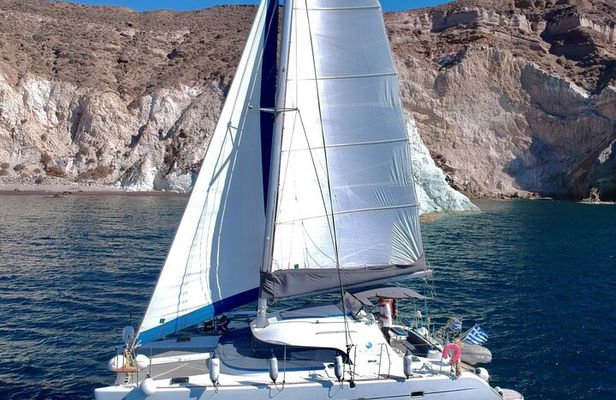 Santorini: Premium Small-Group Catamaran Cruise with Food/Drinks
