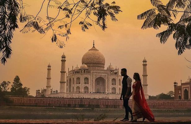 Sunrise Taj Mahal Tour from Delhi With Breakfast And Lunch