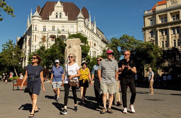 Budapest Downtown Walk with Chimney Cake and Metro Pass