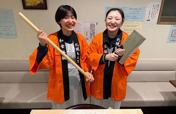 A Japanese food experience plan in Sapporo where you can enjoy tempura and 3 types of Hokkaido-only sake along with a soba making experience!
