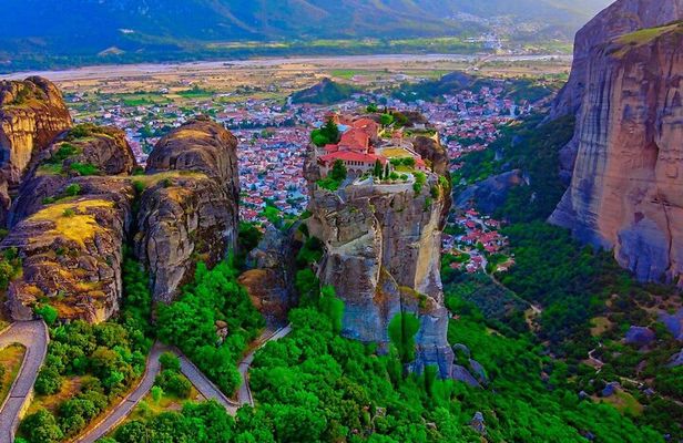 Unforgettable Delphi and Meteora PrivateTour All Inclusive