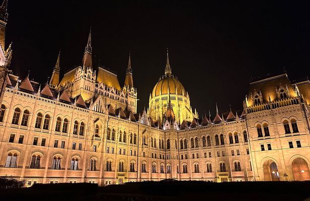 The Bright Lights of Budapest - Private Walking Tour with Boat Cruise & Drink