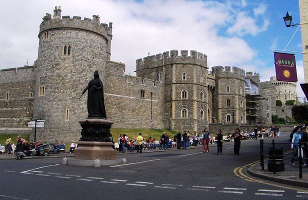 Windsor Castle Hampton Court Palace Private Tour with Admission