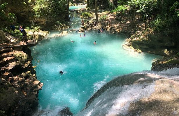 Ocho Rios: Amazing Blue Hole and Chill at Reggae Hill