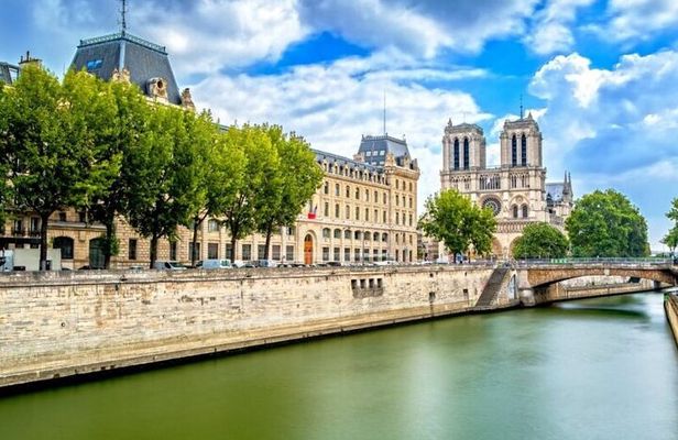 Paris Ile-de-la-Cité Walking Tour: Max 6 People Group or Private