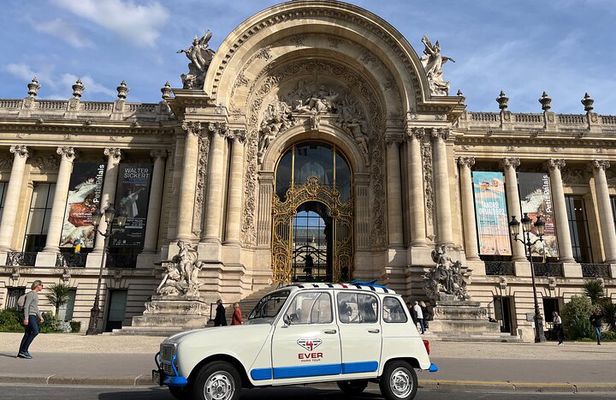 Private tour Paris Sightseeing 2 hours in Renault 4L electric