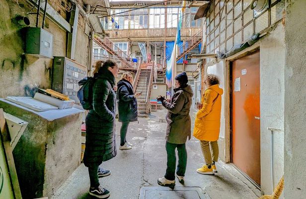 Alternative walking tour New Tiflis and backstreets