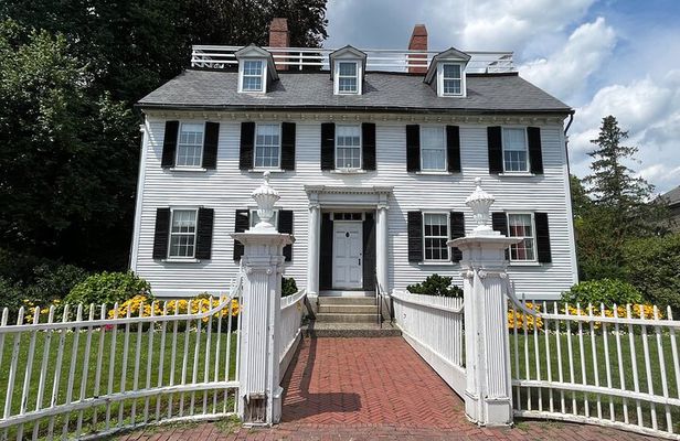 Boston Day Tour by Ferry: Salem Witch Trials Past to Present