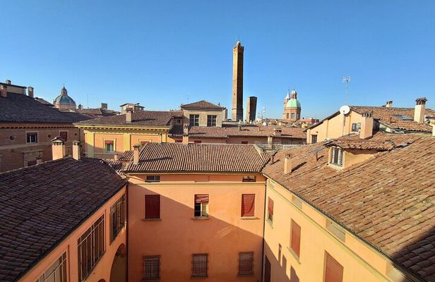 Bologna in one day: Art, History and Gastronomy