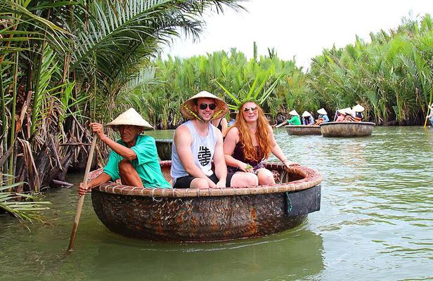 From Hoi An: Market Tour Basket Boat Ride and Cooking Class