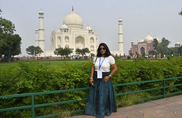 Same Day Taj Mahal and Agra Fort tour from New Delhi