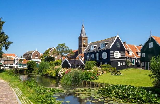 Private Tour to Giethoorn with boat and Zaanse Schans windmills