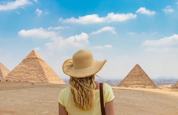 Private Tour: Giza Pyramids, Museum, Bazaar & Lunch Included