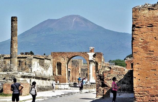 Pompeii: Exclusive Private Walking Tour with an Archaeologist