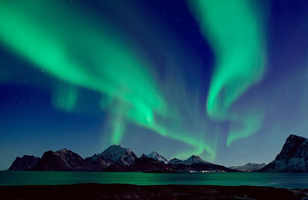 Private Northern Lights Tour with Icelandic Treats and Liquor