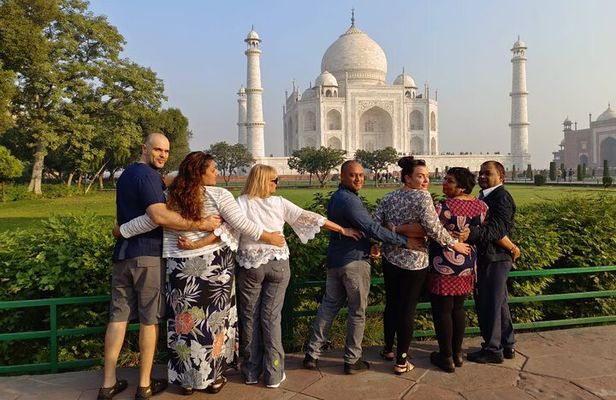From Delhi: Taj Mahal Day Tour With Traditional Dress