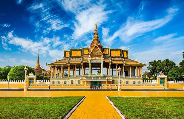4 Days Private Guide Tour Phnom Penh to Siem Reap included domestic flight