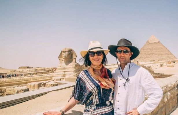 Day Tour To Giza Pyramids & Egyptian Museum & Khan El Khalili Bazaar