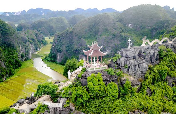 Hoa Lu Tam Coc Mua cave with local village