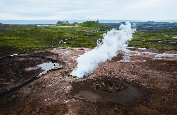 Reykjanes Explorer: Airport Transfer with Sightseeing Adventure