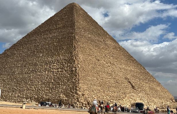 Day Tour to Giza Pyramids And Sphinx with food included