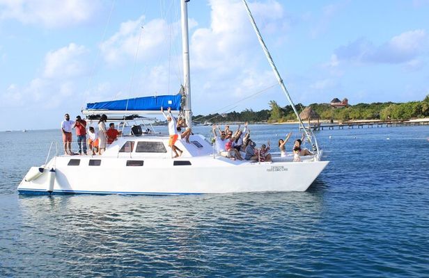 Private Family Catamaran From Isla Mujeres