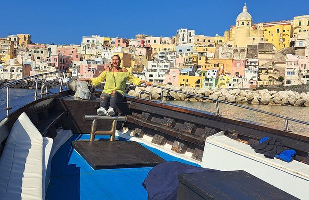 Boat tour with lunch on board to discover Procida