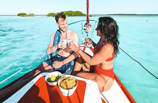 Bacalar: 4hr Private Sailing Tour with Guacamole & Drinks