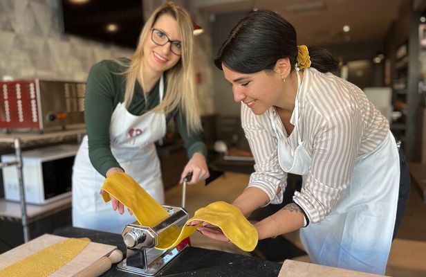 1 Hour Pasta making class in Rome