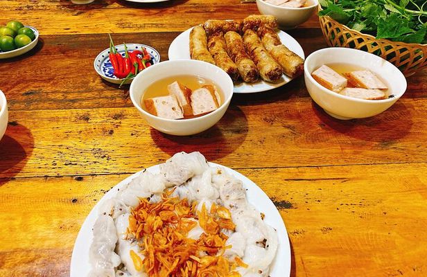 Hanoi: 7 Tasting Street Food Walking Tour and Train Street