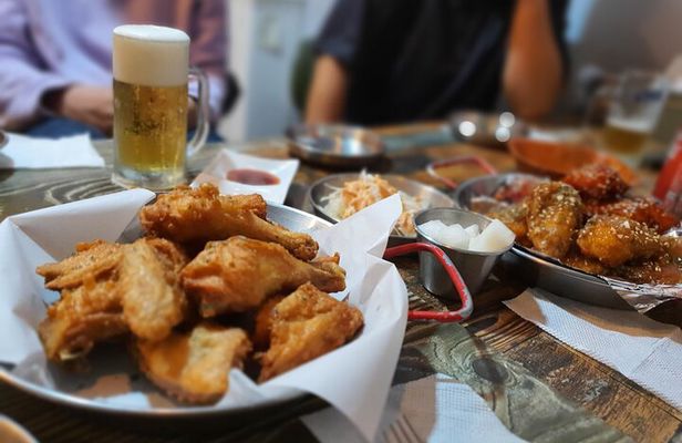 Seoul: Korean Chicken & Beer Night Tour with Local Hidden Gems