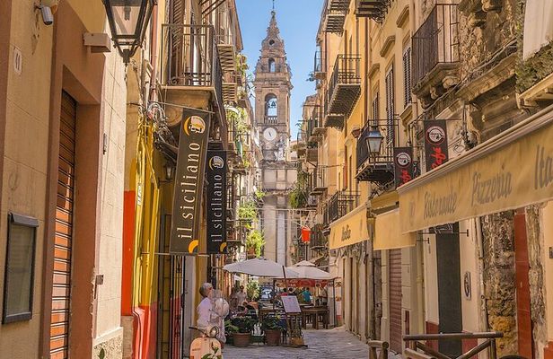 Walking in the historic center of Palermo and its markets
