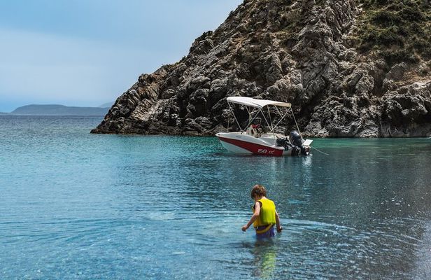 License Free Boat Rental in Kolimvari (30-hp engine)