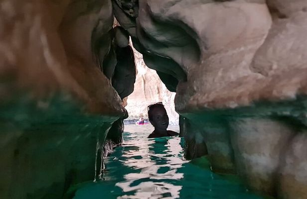 Private Tour Wadi Shab & Sinkhole Tour – Swim, Hike & Explore