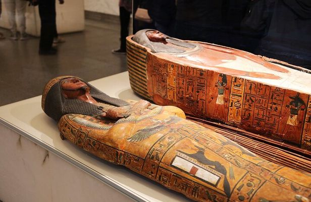 Private Day Tour to Giza Pyramids And Civilization Museum& Bazaar