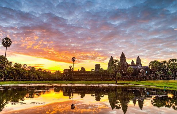Siem Reap: Angkor Sunrise Tour by Bike with Breakfast & Lunch