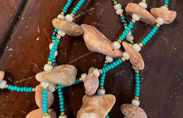 Souvenirs workshop A Mi Mek It! in Montego Bay Jamaica (FR & EN)