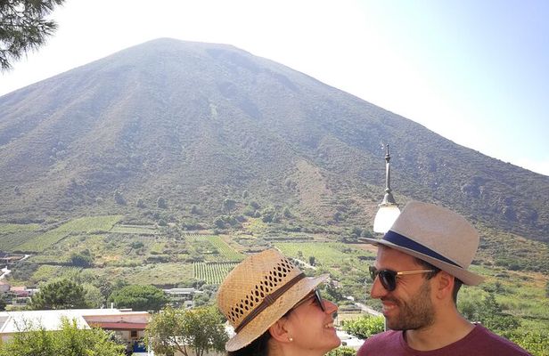 Walk through vineyards, breathtaking views and flavors of Salina