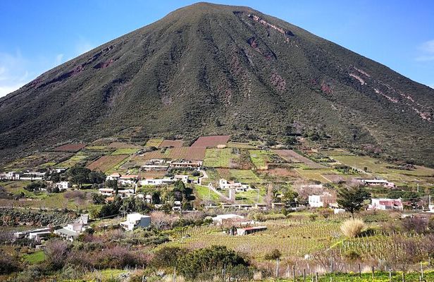 Private and guided tour of Salina: Discovering the Green Island