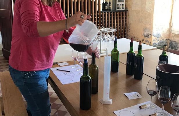 Blending workshop and tour of the chateau